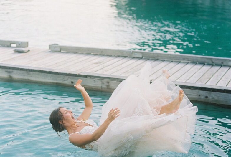 MY GROOM PUSHED ME INTO THE POOL IN FRONT OF TWO HUNDRED WEDDING GUESTS AND LAUGHED LIKE MY HUMILIATION WAS THE GIFT. HE THOUGHT THE SOAKED DRESS, RUINED MAKEUP, AND SHOCKED SILENCE WOULD MAKE ME CRY. BUT WHEN I CLIMBED OUT OF THAT WATER, I ALREADY KNEW EXACTLY HOW TO END HIS SMILE.